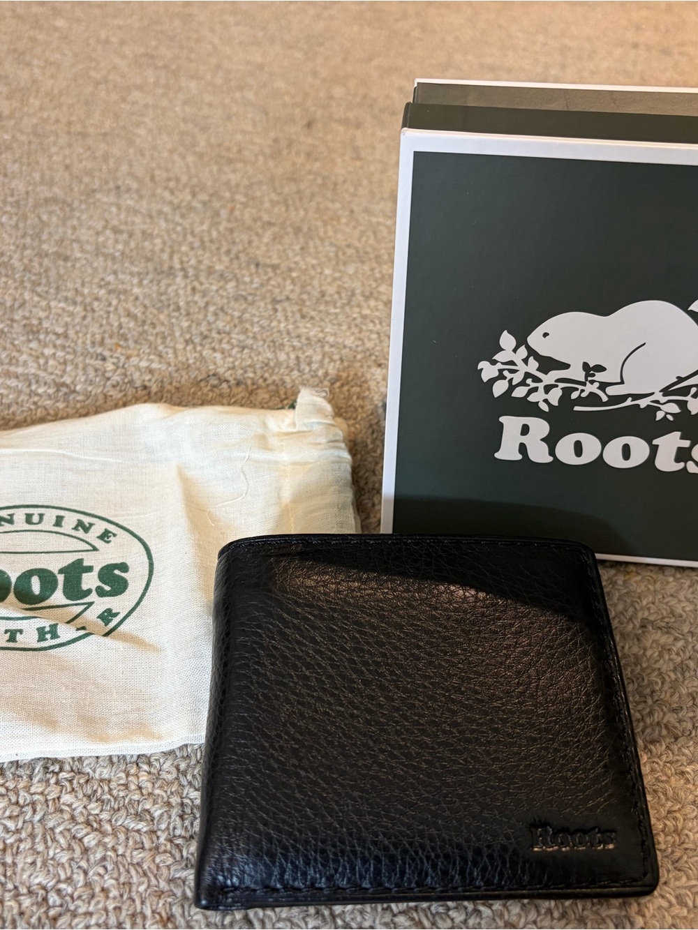 Roots Black Leather Bi-Fold Card & Key Wallet